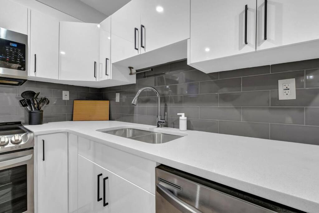 Modernsuite*Nearairport*2Queens*2Bedroom*Fullkitchen إيدمونتون المظهر الخارجي الصورة